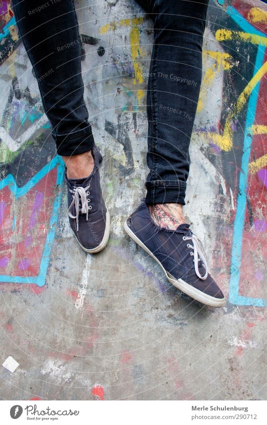 (Wand-) Tattoo Beine Fuß Graffiti Grafik u. Illustration Mann maskulin Schuhe Hose Chucks Kunst Stadt hängen Erholung warten mehrfarbig Farbe