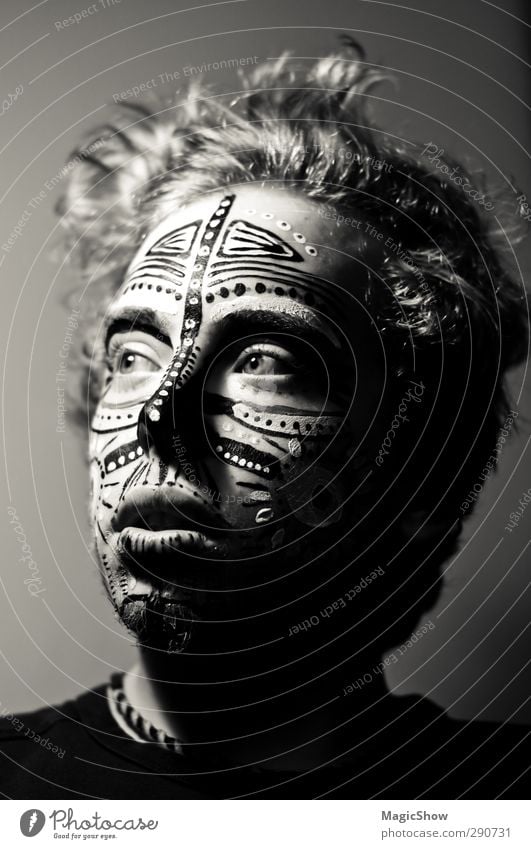 Kriegsbemalung maskulin Junger Mann Jugendliche Haare & Frisuren Gesicht Auge 1 Mensch Halskette wild schwarz Körpermalerei Gesichtsbemalung Acrylfarbe Maori