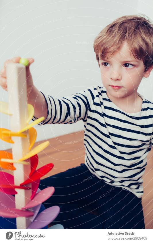 Junge spielt mit Holzbauteilen Aktion blond bauen Kind Kindheit Kreativität niedlich Bildung genießen Freude Glück heimwärts im Innenbereich Marmor montessori