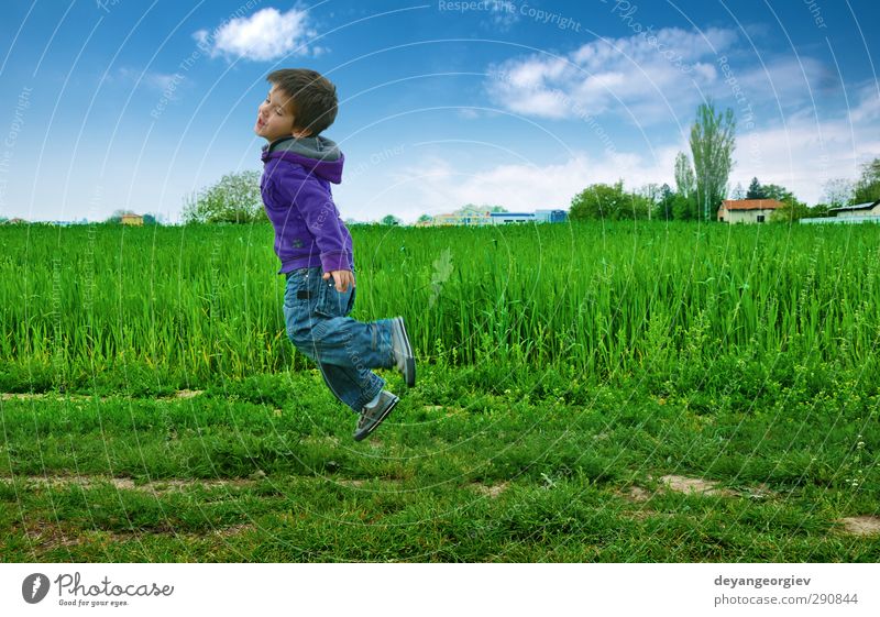 Gesprungener Junge auf grüner Wiese, blauer Himmel Freude Spielen Camping Sommer Erfolg Kind Mensch Kindheit Gras Hügel Lächeln springen Fröhlichkeit Farbe