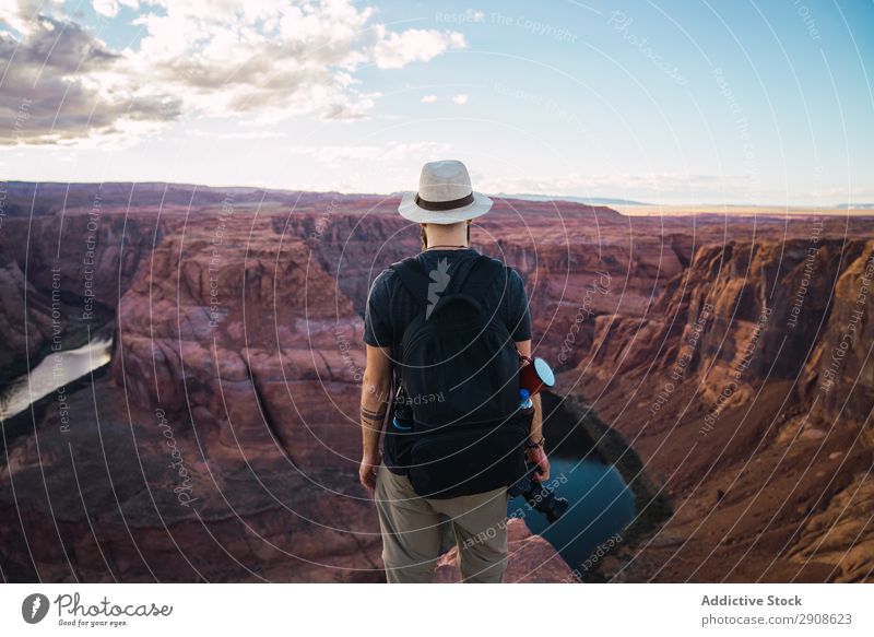 Bartiger Reisender mit Kamera auf dem Canyon Mann Fotoapparat Fluss Schlucht Ferien & Urlaub & Reisen Westküste USA Himmel Klippe Abenteuer Natur wandern