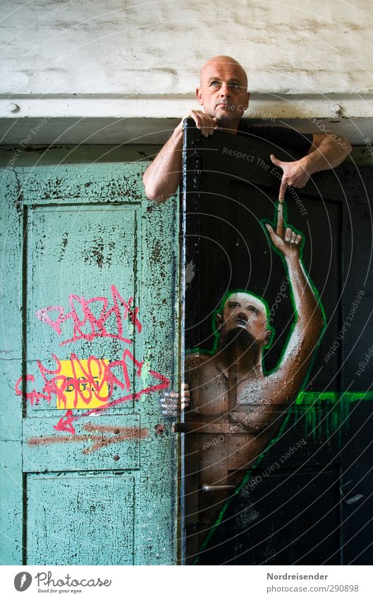 Skurrile Szene mit Mensch und Graffiti Renovieren Raum Team maskulin Mann Erwachsene Leben 1 Subkultur Architektur Mauer Wand Tür Glatze Zeichen berühren