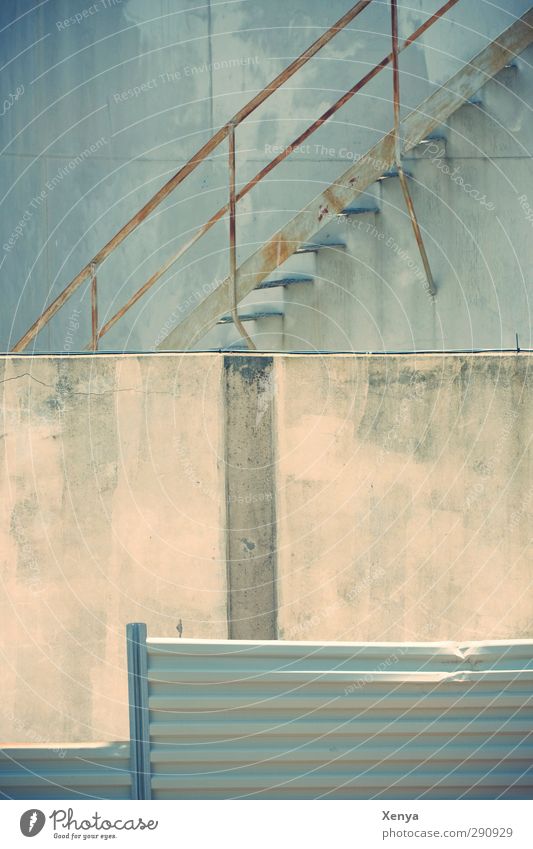 Stairway to Somewhere Menschenleer Industrieanlage Mauer Wand Treppe Fassade Metall Rost eckig blau Betonwand Hinterhof kalt Außenaufnahme Textfreiraum Mitte