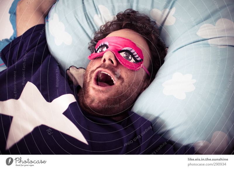 verkatert, mausi?! maskulin Junger Mann Jugendliche Erwachsene 1 Mensch 18-30 Jahre T-Shirt brünett schlafen Müdigkeit gähnen Bett Kissen Augenbinde