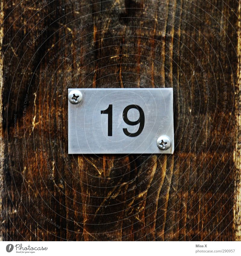 19 Zeichen Schriftzeichen Billig gut hässlich heiß hell Hausnummer Farbfoto