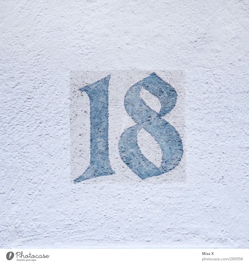 18 Zeichen Schriftzeichen Billig gut hässlich heiß Hausnummer Farbfoto