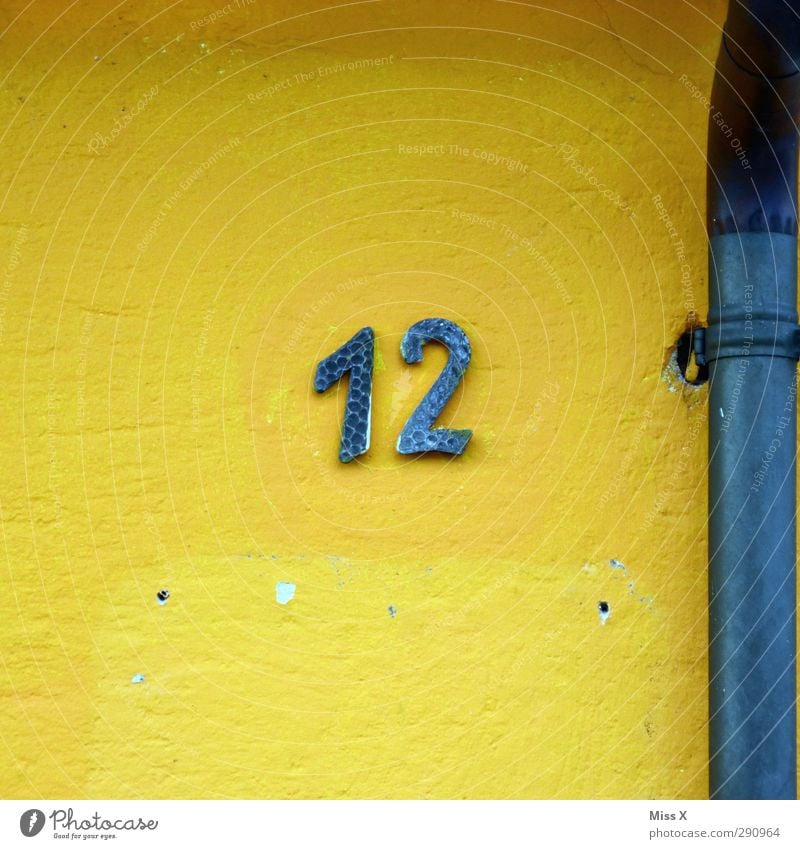 12 Zeichen Schriftzeichen Schilder & Markierungen blau gelb Haus Wand Rohrleitung Ziffern & Zahlen Hausnummer Farbfoto mehrfarbig Außenaufnahme Menschenleer