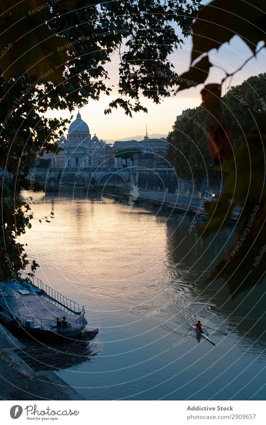 Person, die auf dem Boot zur Brücke schwimmt. Mensch Wasserfahrzeug Fluss fliegend Sonnenuntergang Abend ponte garibaldi Rom Ferien & Urlaub & Reisen Ausflug