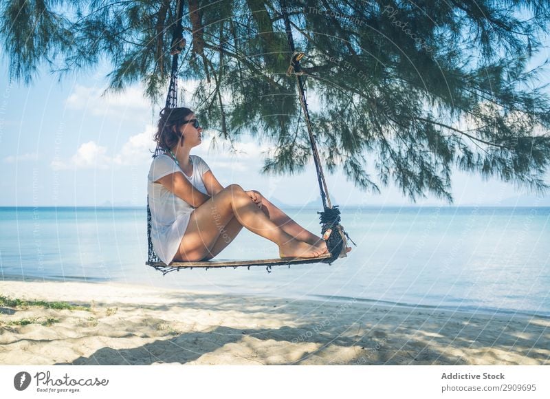 Frau in der Hängematte am Meer Strand Erholung Thailand Sonnenstrahlen Tag Barfuß Ferien & Urlaub & Reisen Paradies Sommer ruhen Lifestyle Freizeit & Hobby