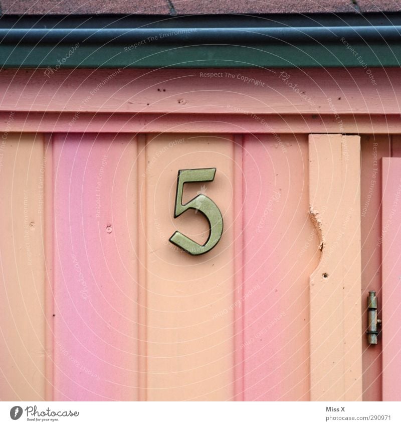 5 Zeichen Schriftzeichen Schilder & Markierungen gold rosa Holzwand Wand Haus Hausnummer Farbfoto mehrfarbig Außenaufnahme