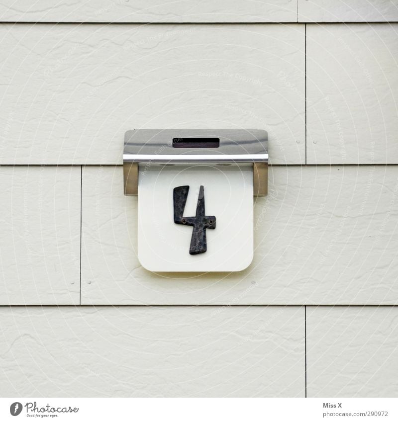 4 Zeichen Schriftzeichen Schilder & Markierungen grau Hausnummer Wand Farbfoto Außenaufnahme Nahaufnahme