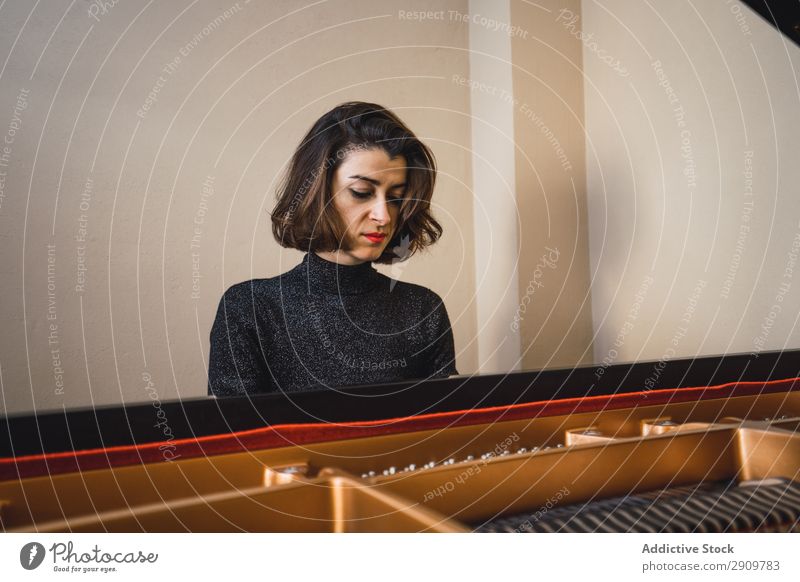 Junge Frau spielt zu Hause Klavier herumfuchteln Spielen Musik Geiger Orchester Instrument Klassik Musiker Hand Musical Mensch Schnur Leistung Sportbogen
