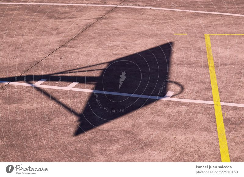 Basketball Sport Schattenriss auf dem Boden Korb Silhouette Sonnenlicht Feld Etage Spielen aussetzen Straße Park Spielplatz Außenaufnahme Hintergrund neutral