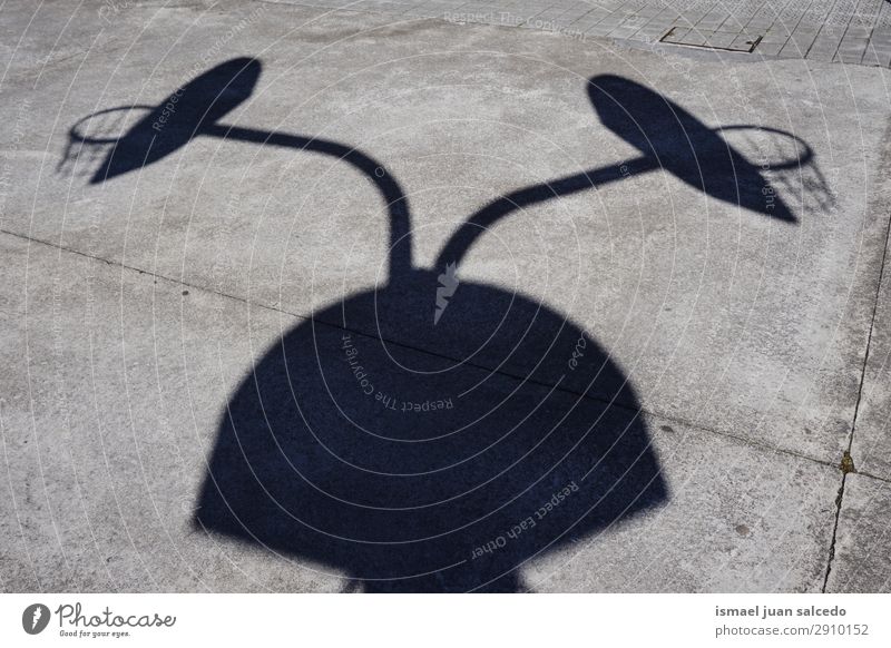 Basketball Sport Schattenriss auf dem Boden Korb Silhouette Sonnenlicht Feld Etage Spielen aussetzen Straße Park Spielplatz Außenaufnahme Hintergrund neutral