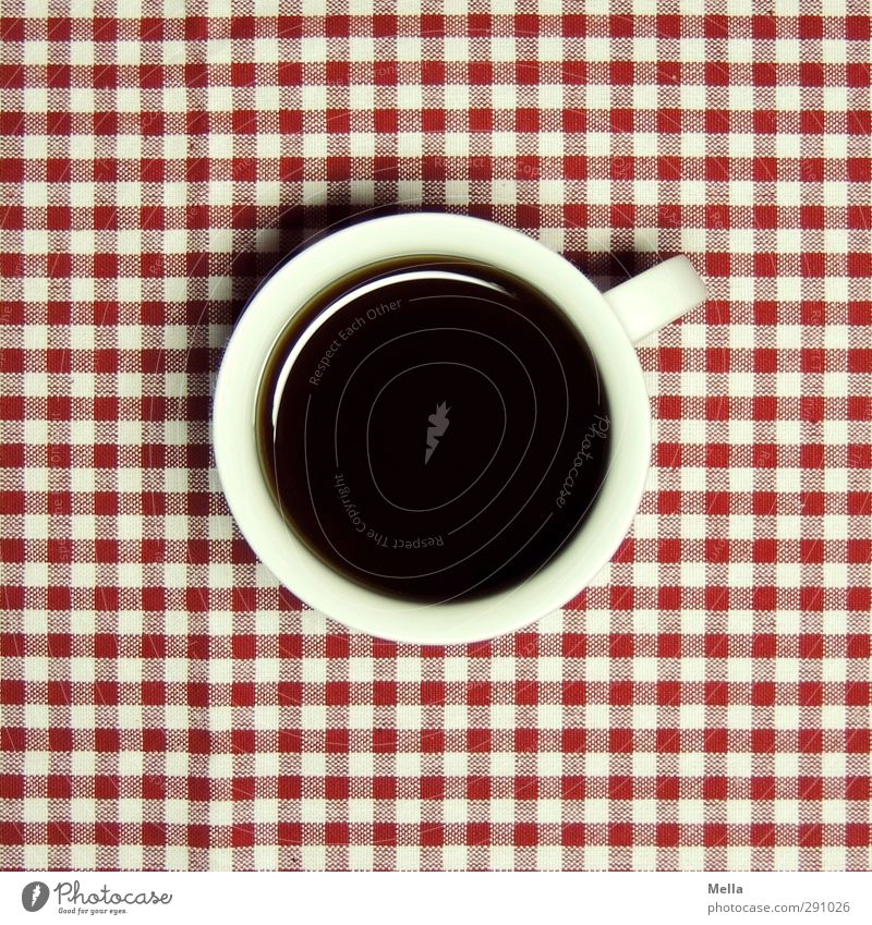 Kaffeezeit ... Getränk Heißgetränk Tasse einfach Flüssigkeit rund trashig braun rot schwarz weiß genießen Pause voll gefüllt halbvoll kariert Decke Tischwäsche