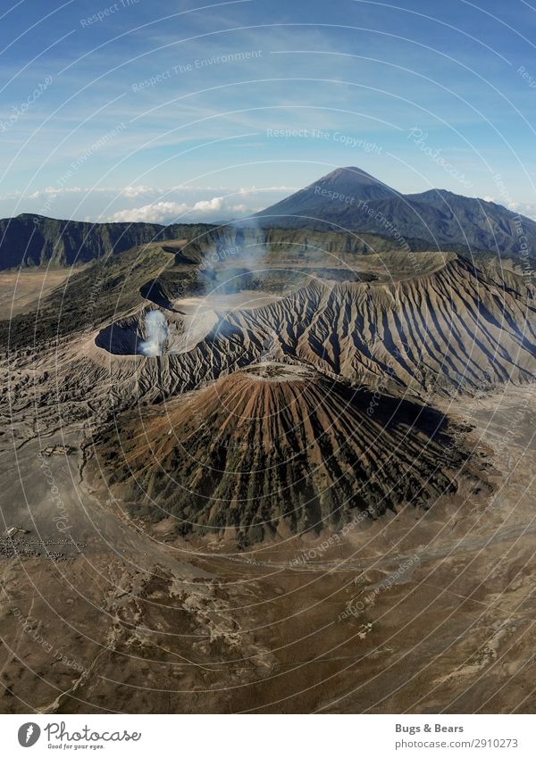 Die Erde bebt Umwelt Natur Landschaft Urelemente Sand Berge u. Gebirge Gipfel Vulkan Bromo Abenteuer Indonesien Rauch Aussicht Drohne Strukturen & Formen