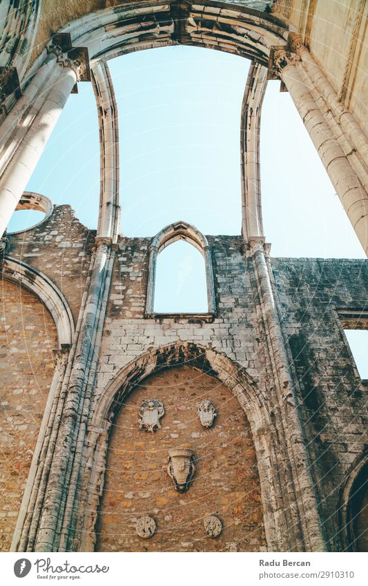 Das Kloster Unserer Lieben Frau vom Berg Karmel (Convento da Ordem do Carmo) ist eine gotische römisch-katholische Kirche, die 1393 in Lissabon, Stadt Portugal, gebaut wurde.