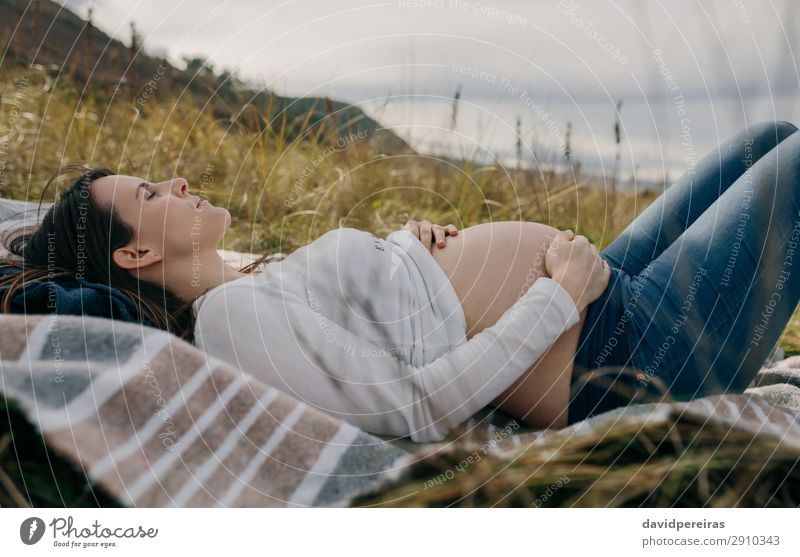 Schwangere Frau streichelt ihren Bauch schlafend auf Gras Lifestyle schön Erholung Mensch Baby Erwachsene Mutter Familie & Verwandtschaft Natur Landschaft Wiese