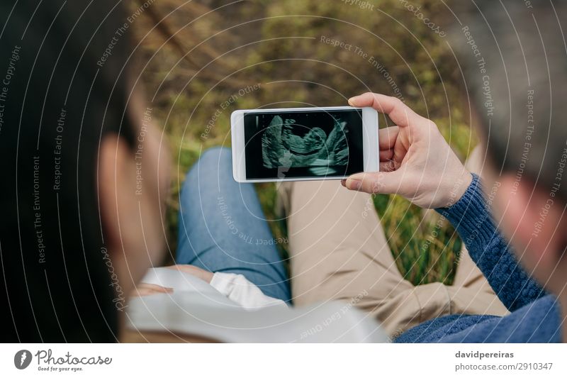 Schwanger aussehender Ultraschall auf dem Handy mit ihrem Mann Lifestyle Leben PDA Technik & Technologie Mensch Baby Frau Erwachsene Eltern Mutter Paar