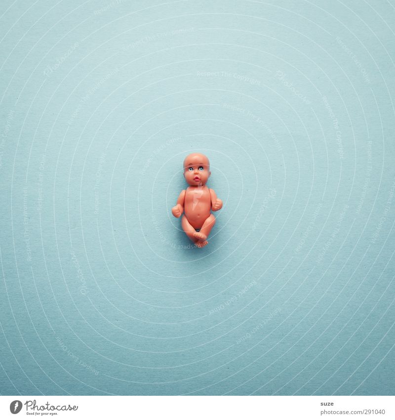 Es ist ein Junge maskulin Baby Kindheit Spielzeug Puppe Kunststoff Zeichen einfach klein nackt niedlich blau Einsamkeit graphisch kinderlos Kinderwunsch