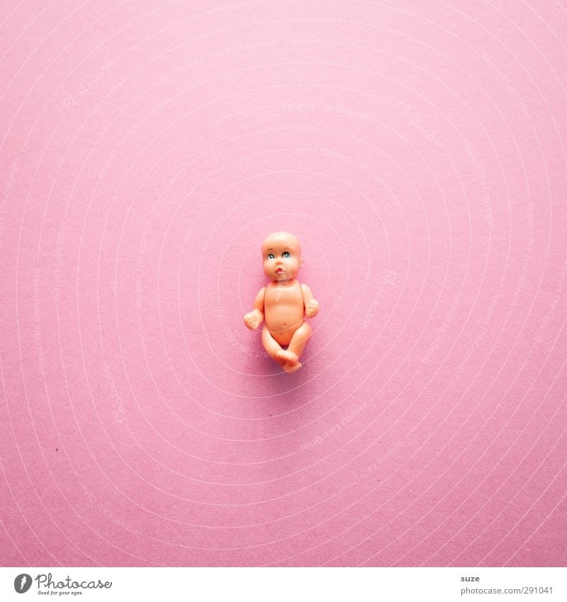 Es ist ein Mädchen feminin Baby Kindheit Spielzeug Puppe Kunststoff Zeichen einfach klein nackt niedlich rosa Einsamkeit graphisch kinderlos Kinderwunsch