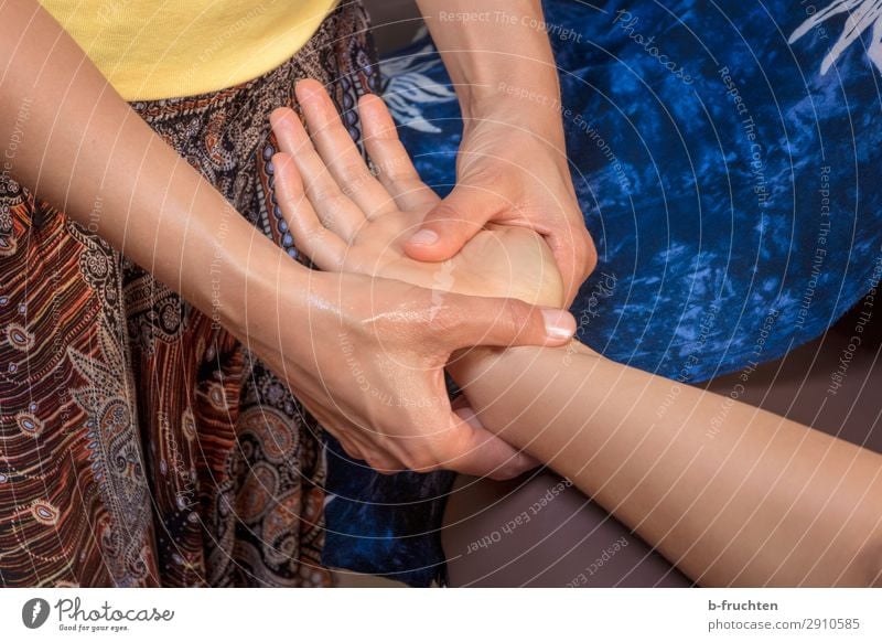 Hände massieren Gesundheit Gesundheitswesen Behandlung Wellness harmonisch Erholung ruhig Kur Spa Massage Frau Erwachsene Arme Hand Finger berühren Bewegung