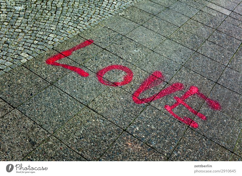 LOVE Liebe Liebeserklärung Gefühle Frühlingsgefühle Zusammensein Partnerschaft Schriftzeichen Wort Graffiti Bürgersteig Fußweg