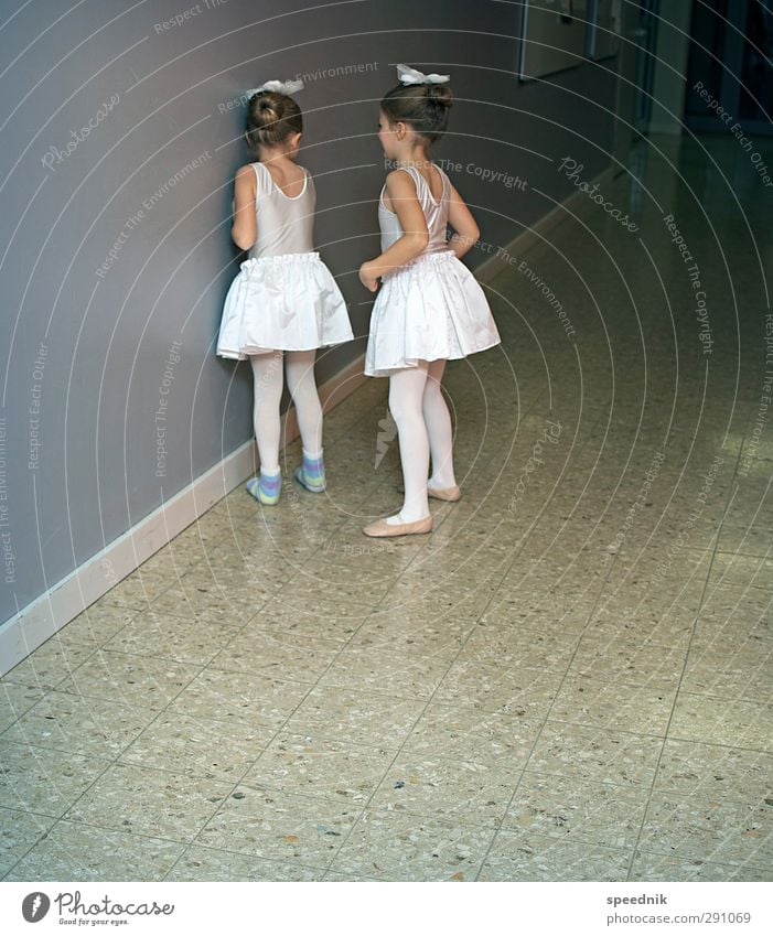 Vor dem großen Tableau schön Balletttänzer Tanzen Mensch feminin Kind Mädchen Kindheit 2 3-8 Jahre Tanzveranstaltung Bühne Trikot Duft dunkel niedlich