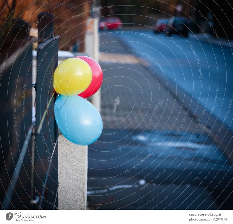come to my party Geburtstag Stadt Menschenleer Zaun Straße Luftballon Kunststoff einfach Fröhlichkeit niedlich blau gelb rot Freude Vorfreude Freundschaft