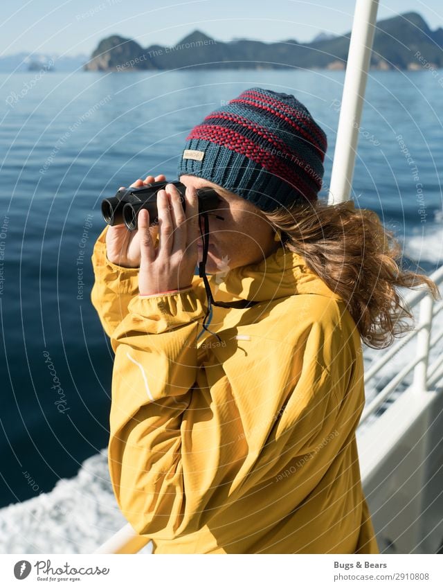 Auf hoher See Junge Frau Jugendliche Meer Schifffahrt Kreuzfahrt Bootsfahrt Blick Optimismus Neugier Abenteuer Erfahrung Freiheit Freizeit & Hobby Horizont