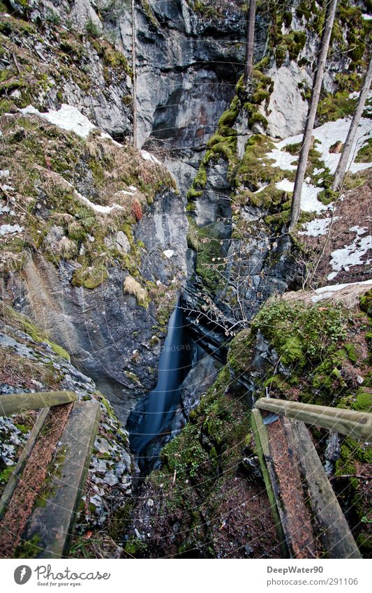 Abgrund Natur Erde Wasser Winter Baum Gras Moos Wald Felsen Schlucht Fluss Wasserfall wandern Unendlichkeit blau braun grau grün weiß Abenteuer Zufriedenheit