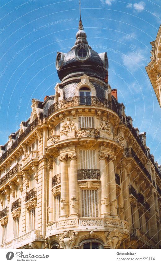 Eckhaus Montpellier Frankreich Haus verziert gestaltbar Architektur Turm Ecke prunkvoll Schnörkel