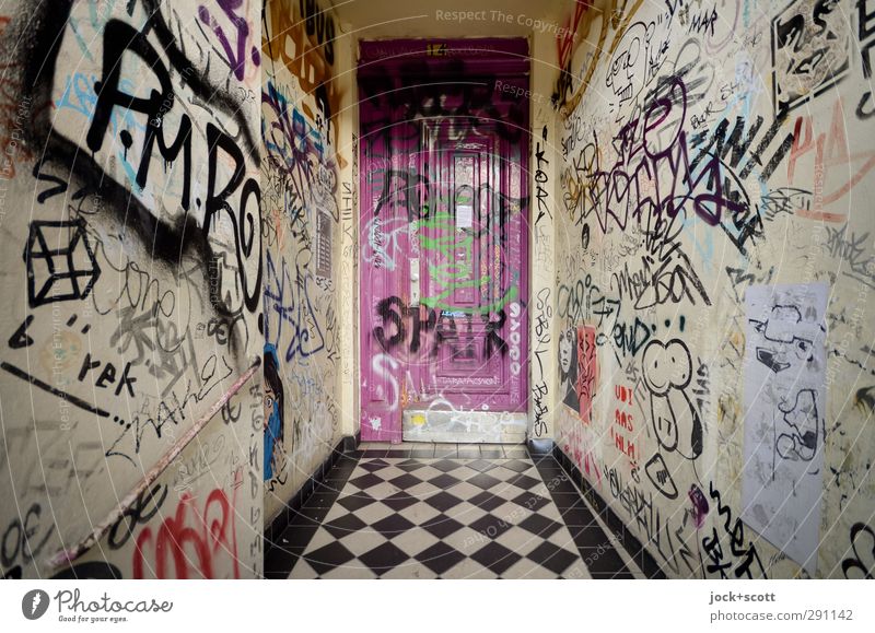 Graffiti macht süchtig Jugendkultur Subkultur Kreuzberg Wand Eingang Eingangstür Hauseingang außergewöhnlich Hemmungslosigkeit chaotisch komplex Kreativität