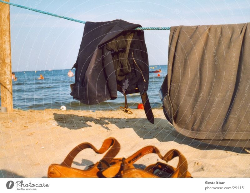 Ins Wasser gegangen… Strand Schuhe Hose T-Shirt Sommer Meer gestaltbar Küste Sand Sonne Schwimmen & Baden