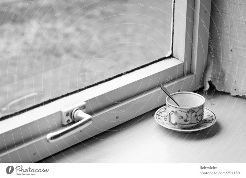 Landleben Kaffeetrinken Heißgetränk Tee Teller Tasse Löffel Dorf Fenster alt Nostalgie Fensterscheibe Griff Verglasung Tapete Tapetenwechsel Fensterbrett