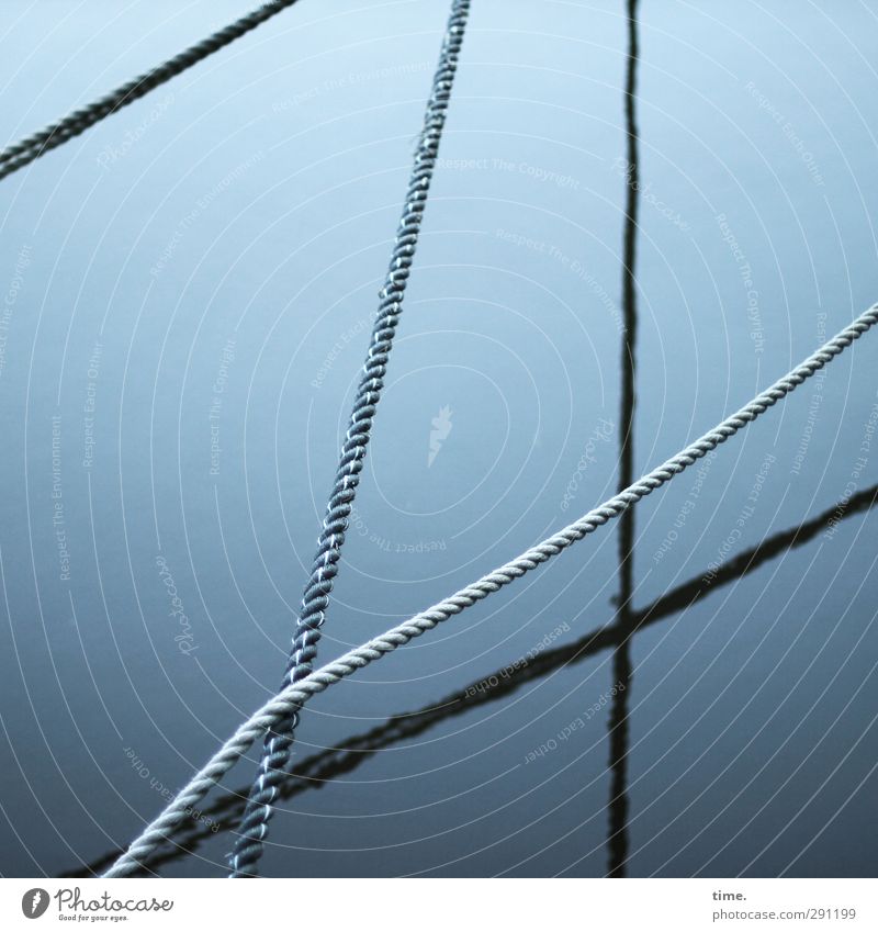 Gespannte Stille Wasser Schifffahrt Tampon Seil ästhetisch elegant Flüssigkeit kalt lang dünn blau gewissenhaft Gelassenheit geduldig Design geheimnisvoll
