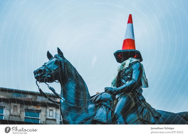 Reiter Statue mit Leitkegel auf dem Kopf Baustelle Kunst Nebel Hut Verkehrszeichen kalt lustig Spitze blau rot Glasgow Großbritannien Schottland blind
