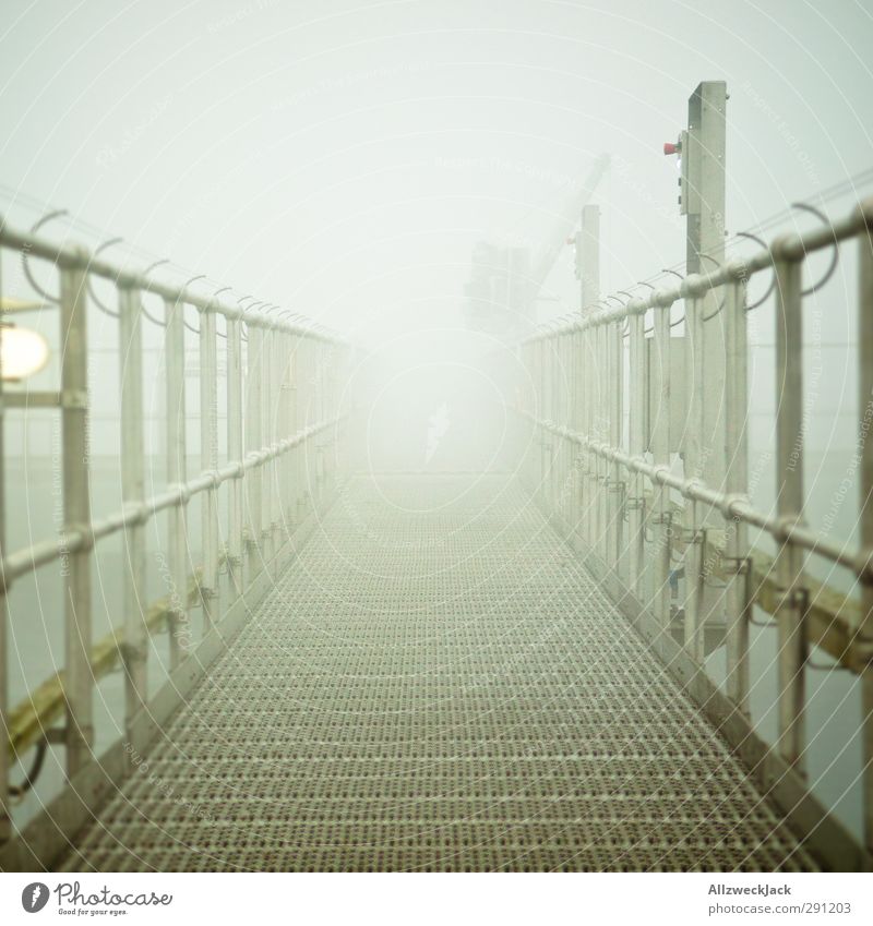 Karmen's Nebel Industrie bedrohlich trist grau Surrealismus Steg Wege & Pfade Gang Farbfoto Außenaufnahme Menschenleer Tag Schwache Tiefenschärfe