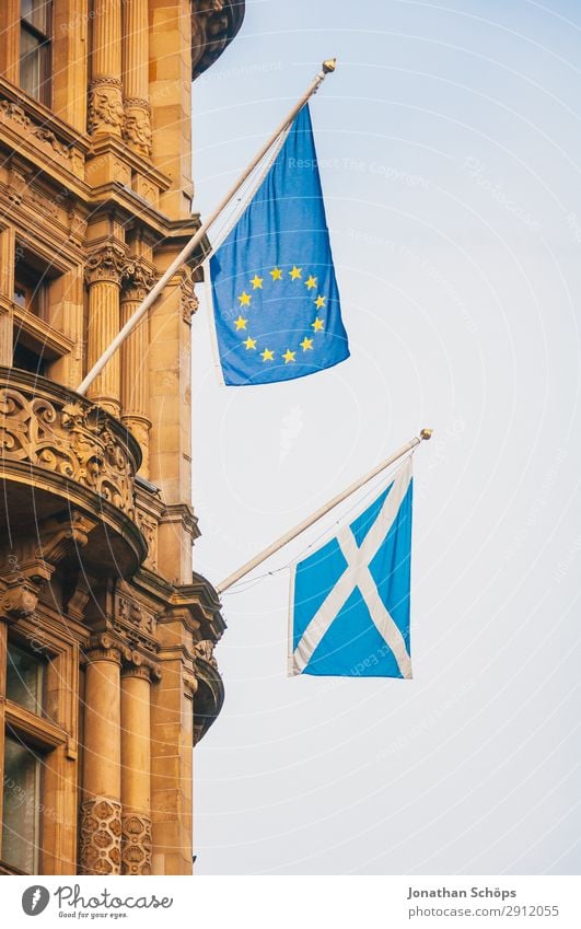 Flaggen von Schottland und der Europäischen Union Haus Stadt Hauptstadt Fassade Fahne blau Politik & Staat EU Edinburgh Europa Europäische Union Großbritannien