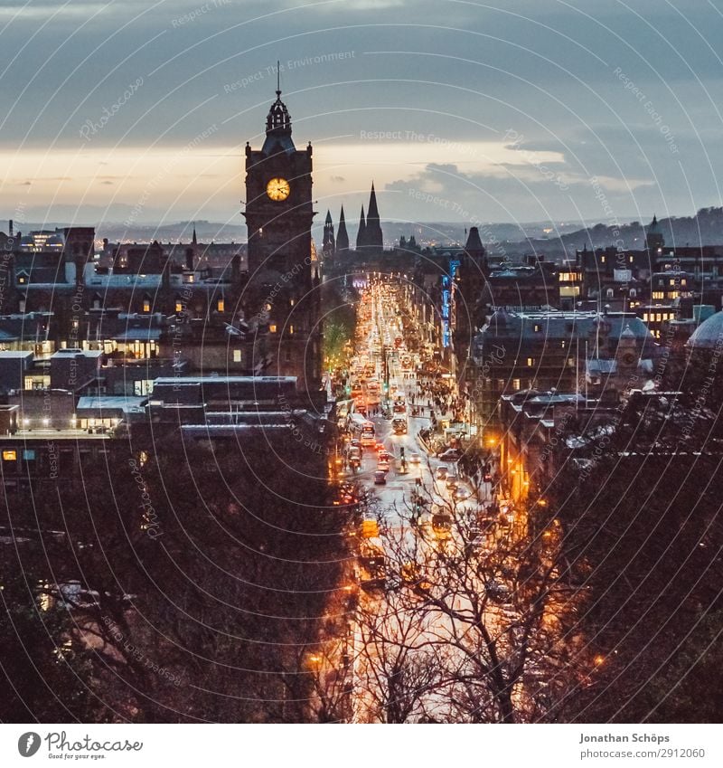 Ausblick in Abenddämmerung auf Princes Street in Edinburgh Haus Stadt Turm Verkehr Berufsverkehr Gastfreundschaft Balmoral Großbritannien Schottland Beleuchtung