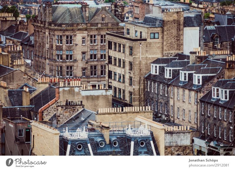 Blick auf Wohnhäuser in Edinburgh Tourismus Stadt bevölkert überbevölkert Haus Bauwerk Gebäude Architektur Fassade Dach Schornstein außergewöhnlich