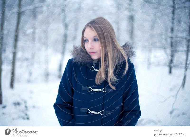 Januar feminin Junge Frau Jugendliche 1 Mensch 18-30 Jahre Erwachsene Umwelt Natur Winter Mantel Pelzmantel blond schön kalt blau Schnee Farbfoto Außenaufnahme