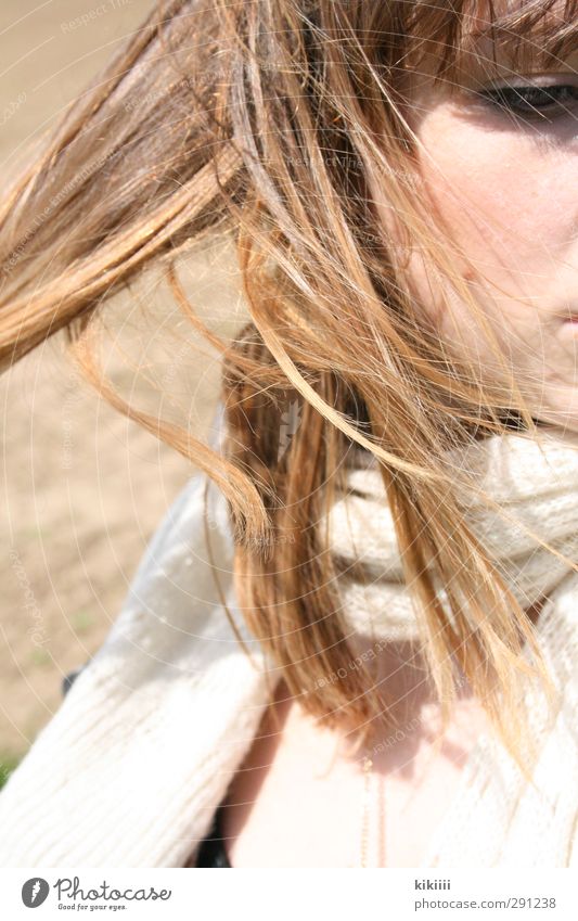 Wind Haare & Frisuren Gesicht Mädchen Schal Blick Auge kalt hell beige Feld Sonne Sonnenstrahlen Bewegung verträumt