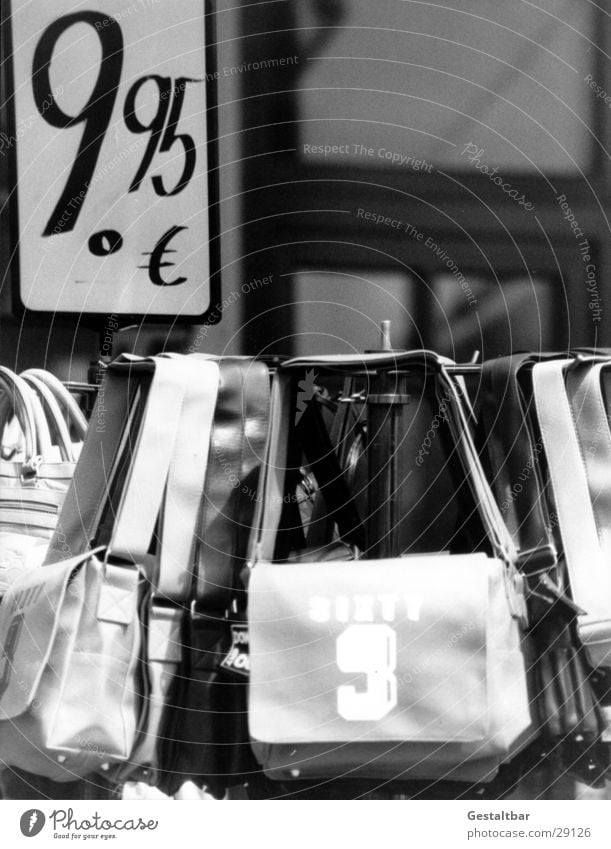 neunfünfundneunzig Tasche 9 Preisschild Billig Angebot Handtasche Fußgängerzone gestaltbar Freizeit & Hobby Euro 9.95 € Schwarzweißfoto warenständer