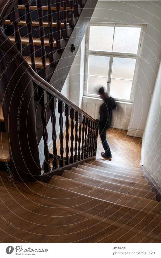 Einkaufen gehen Mann Erwachsene 1 Mensch Treppe Treppenhaus rennen Geschwindigkeit Bewegung Stress Farbfoto Innenaufnahme Textfreiraum unten Bewegungsunschärfe