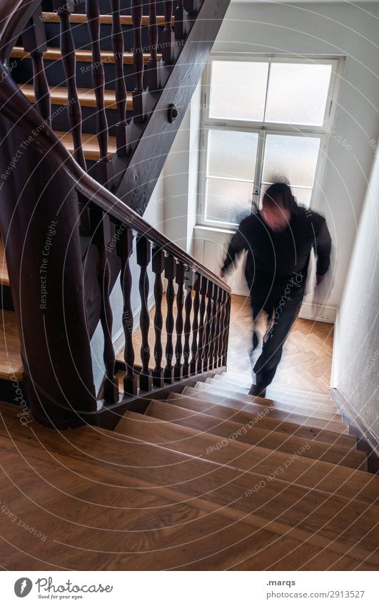Autoschlüssel vergessen Mann Erwachsene 1 Mensch Treppe Treppenhaus rennen Geschwindigkeit Bewegung Stress Farbfoto Innenaufnahme Textfreiraum unten