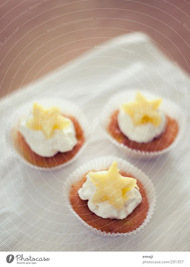 *** Dessert Süßwaren Muffin Cupcake Ernährung Fingerfood Serviette lecker süß Farbfoto Nahaufnahme Menschenleer Textfreiraum oben Hintergrund neutral Tag