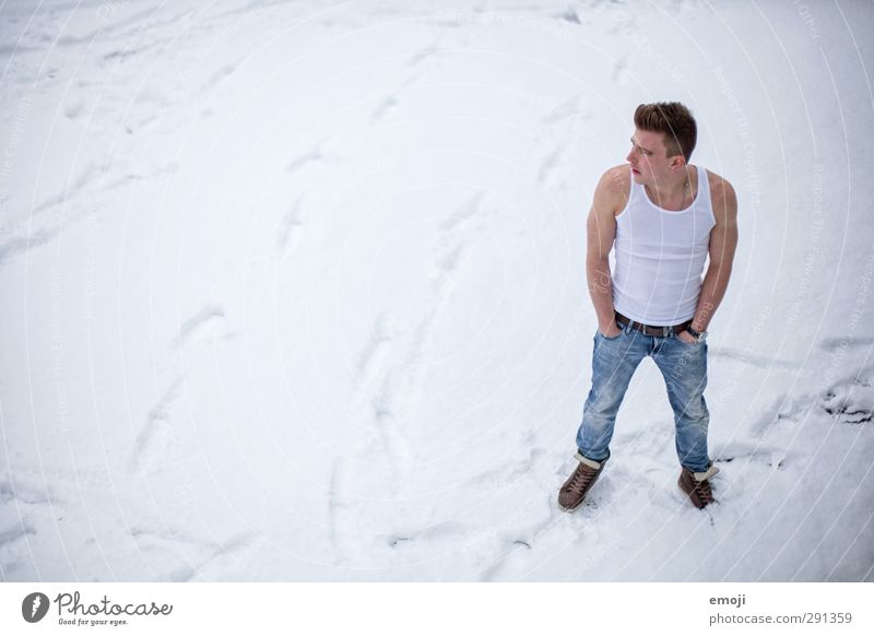 saukalt maskulin Junger Mann Jugendliche 1 Mensch 18-30 Jahre Erwachsene Winter Schnee muskulös Farbfoto Außenaufnahme Textfreiraum links Textfreiraum Mitte
