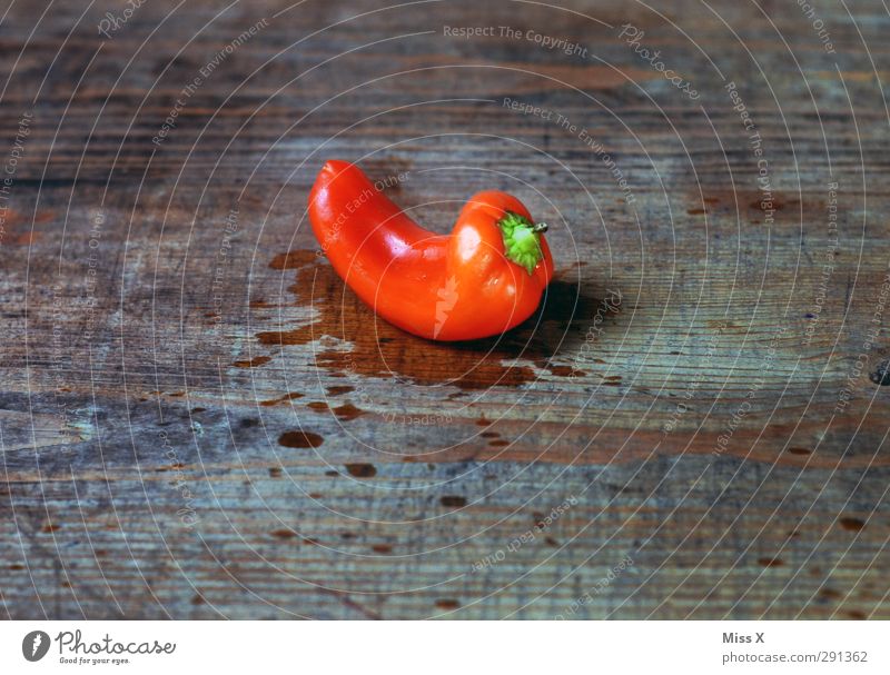 patschnass & frisch Lebensmittel Gemüse Ernährung Bioprodukte Vegetarische Ernährung Gesundheit lecker Scharfer Geschmack Paprika Chili rot Holz Holztisch
