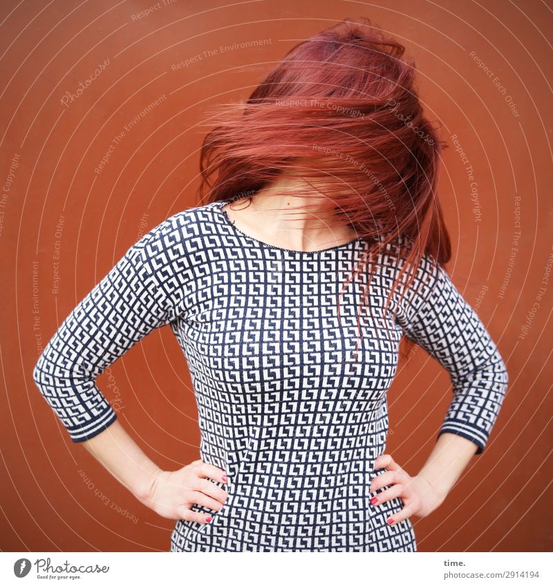 Drehmoment (II) feminin Frau Erwachsene Haare & Frisuren 1 Mensch Mauer Wand Kleid rothaarig langhaarig Bewegung drehen stehen schön rebellisch Freude